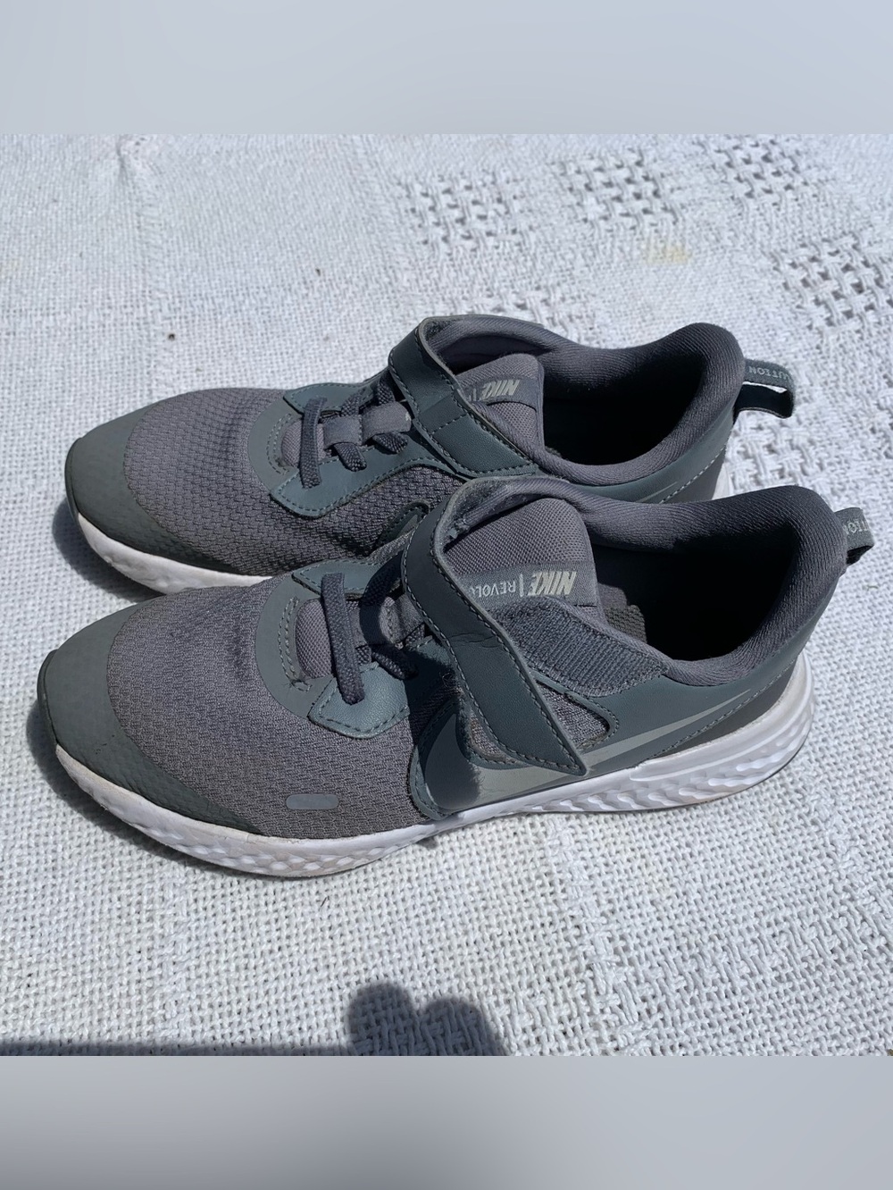 Nike Kids Dark Gray Velcro Sneakers, pre-owned, size 3y
